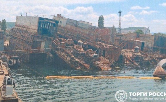 Продаётся плавучий док, затонувший в Южной бухте Севастополя Продаётся плавучий док, затонувший в Южной бухте Севастополя