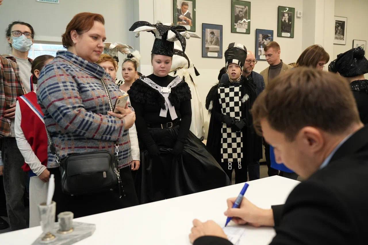 Сергей Карякин: 15 ноября в Москве открылась первая в стране (а может быть и в мире) Библиотека шахмат, а вместе с ней и мой шахматный клуб! Сергей Карякин: 15 ноября в Москве открылась первая в стране (а может быть и в мире) Библиотека шахмат, а вместе с ней и мой шахматный клуб!