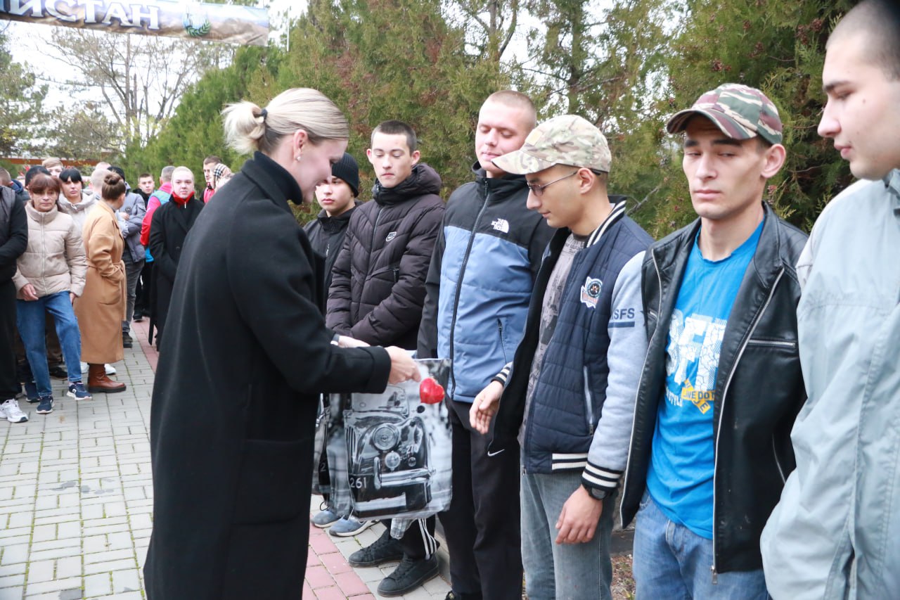 Сегодня в Бахчисарае на Аллее славы прошла церемония торжественной отправки призывников на военную службу — настоящее проявление патриотизма и единства Сегодня в Бахчисарае на Аллее славы прошла церемония торжественной отправки призывников на военную службу — настоящее проявление патриотизма и единства