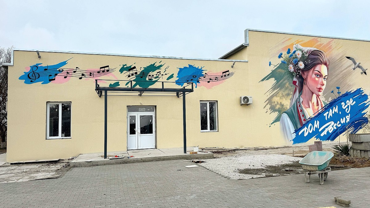 На фасаде ДК в Черноморском районе Крыма появился патриотический мурал
