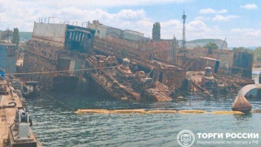 Продаётся плавучий док, затонувший в Южной бухте Севастополя