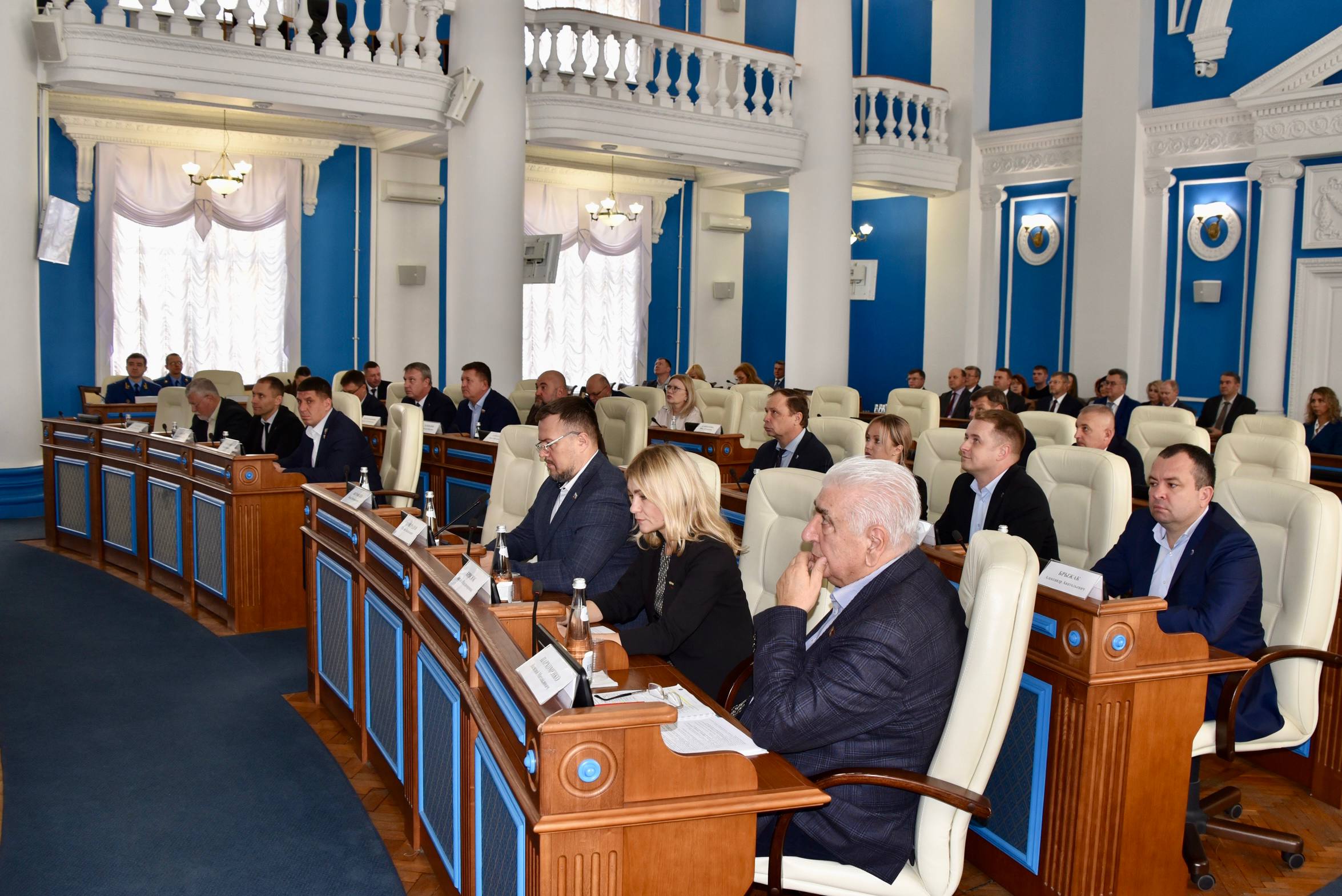 Владимир Немцев: Пленарное заседание начали с традиционной церемонии вручения удостоверений мировым судьям Владимир Немцев: Пленарное заседание начали с традиционной церемонии вручения удостоверений мировым судьям