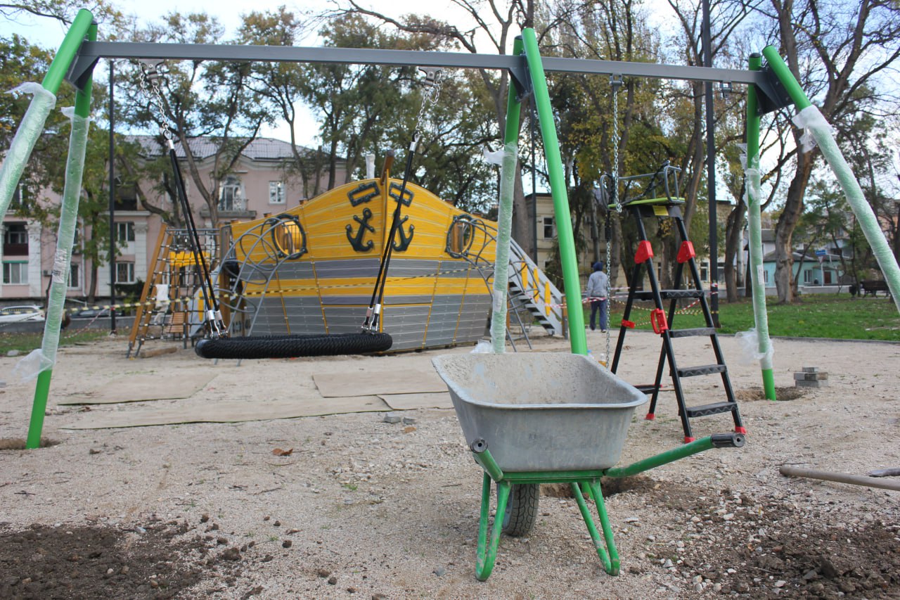 Владимир Ким: В феодосийском парке «Морсад» продолжаются работы по установке новой детской площадки Владимир Ким: В феодосийском парке «Морсад» продолжаются работы по установке новой детской площадки