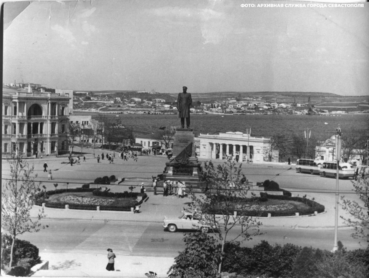 Памятник адмиралу Нахимову отмечает 127-летие в сердце Севастополя Памятник адмиралу Нахимову отмечает 127-летие в сердце Севастополя