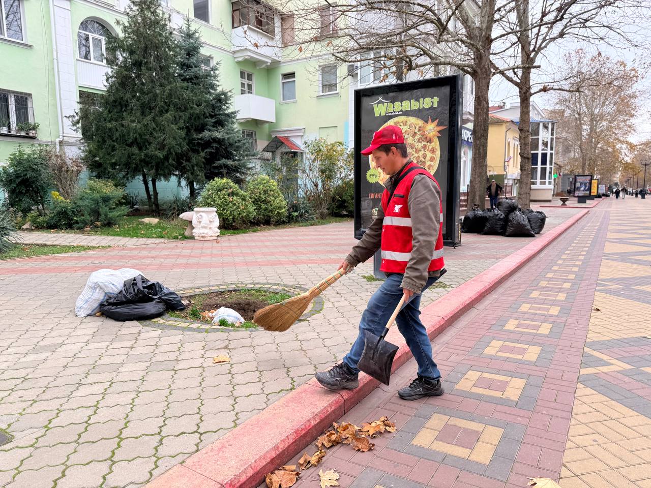 Комплексную очистку городских территорий ежедневно проводят работники коммунальных служб Комплексную очистку городских территорий ежедневно проводят работники коммунальных служб