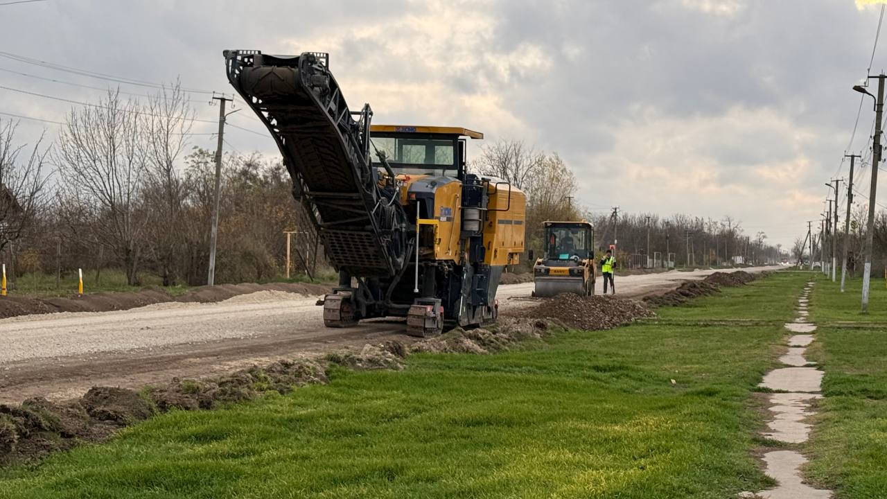 Антон Кравец: В рамках мероприятий по улучшению качества автомобильных дорог на территории Республики Крым в нашем районе ведутся работы по ремонту межмуниципальной автомобильной дороги Новогригорьевка-Коренное, которая... Антон Кравец: В рамках мероприятий по улучшению качества автомобильных дорог на территории Республики Крым в нашем районе ведутся работы по ремонту межмуниципальной автомобильной дороги Новогригорьевка-Коренное, которая...