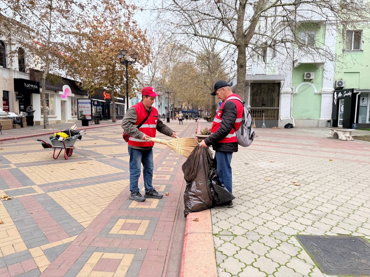 Комплексную очистку городских территорий ежедневно проводят работники коммунальных служб Комплексную очистку городских территорий ежедневно проводят работники коммунальных служб
