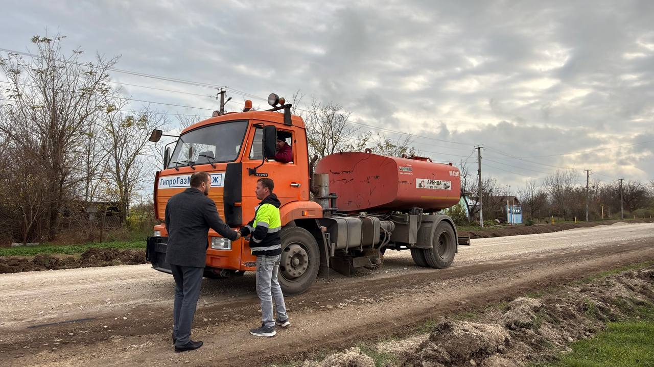 Антон Кравец: В рамках мероприятий по улучшению качества автомобильных дорог на территории Республики Крым в нашем районе ведутся работы по ремонту межмуниципальной автомобильной дороги Новогригорьевка-Коренное, которая...