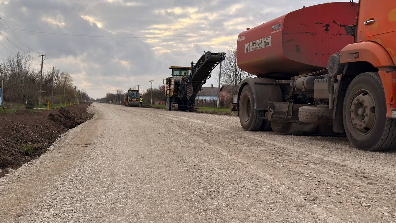 Антон Кравец: В рамках мероприятий по улучшению качества автомобильных дорог на территории Республики Крым в нашем районе ведутся работы по ремонту межмуниципальной автомобильной дороги Новогригорьевка-Коренное, которая... Антон Кравец: В рамках мероприятий по улучшению качества автомобильных дорог на территории Республики Крым в нашем районе ведутся работы по ремонту межмуниципальной автомобильной дороги Новогригорьевка-Коренное, которая...