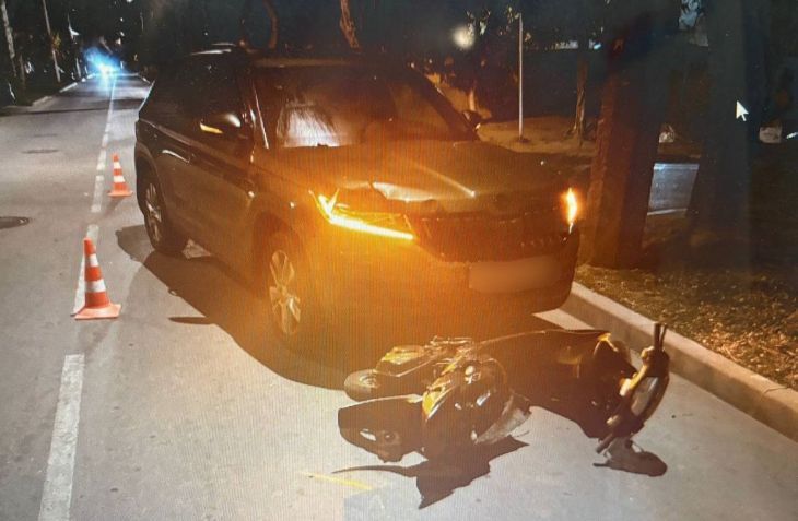 Легковушка сбила 15-летнего подростка на мопеде в Евпатории