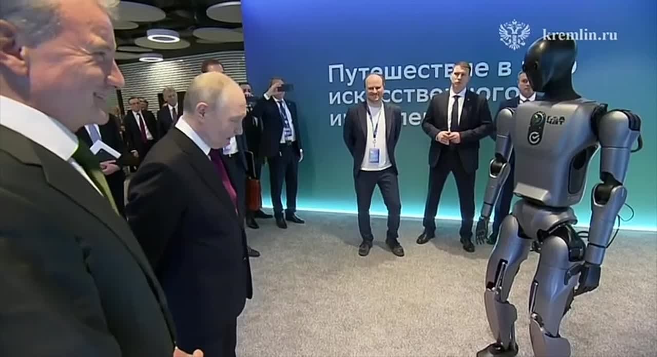 Даже ИИ-роботы танцуют перед Путиным!