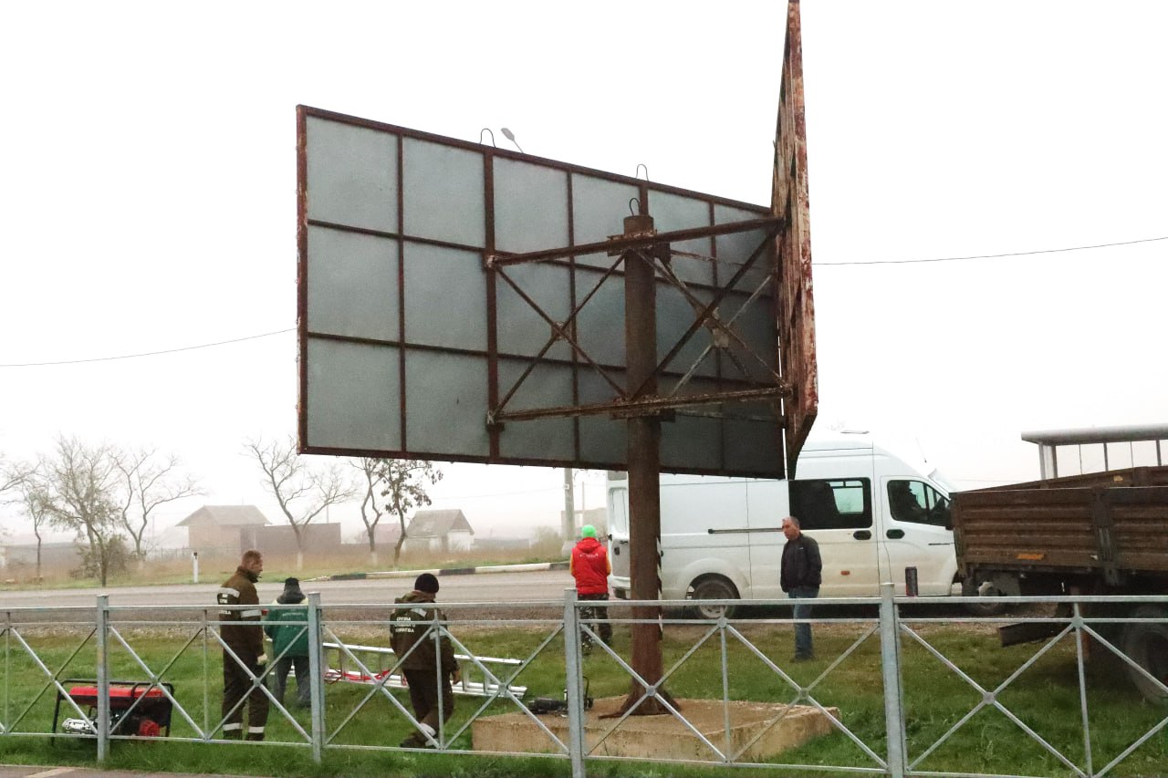 Олег Каторгин: В Керчи продолжается плановый демонтаж рекламных конструкций, размещенных с нарушением законодательства