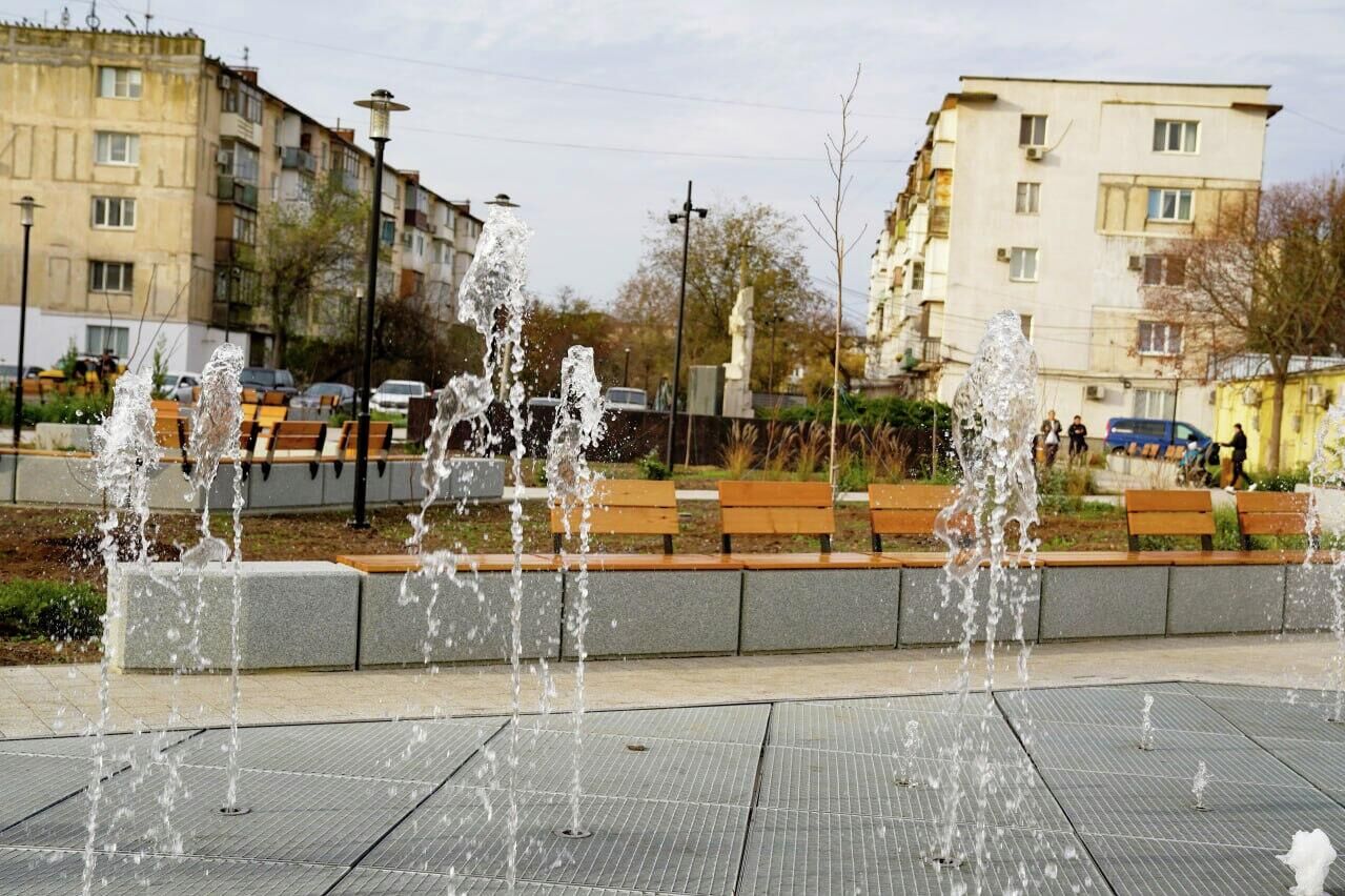 Сквер на месте взорвавшегося дома в Евпатории открыли после обновления Сквер на месте взорвавшегося дома в Евпатории открыли после обновления