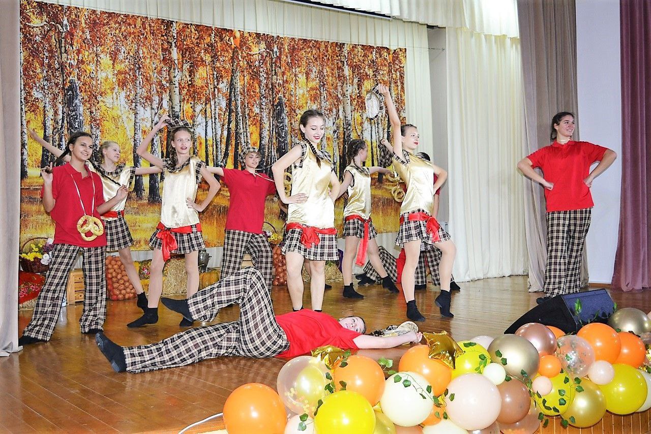 Александр Соколовский: С заместителем председателя районного совета Еленой Стельмах, главой Крестьяновского сельского поселения Константином Москальцом и настоятелем Первомайской Свято-Рождественской церкви протоиерем... Александр Соколовский: С заместителем председателя районного совета Еленой Стельмах, главой Крестьяновского сельского поселения Константином Москальцом и настоятелем Первомайской Свято-Рождественской церкви протоиерем...