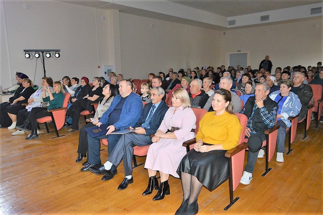 Александр Соколовский: С заместителем председателя районного совета Еленой Стельмах, главой Крестьяновского сельского поселения Константином Москальцом и настоятелем Первомайской Свято-Рождественской церкви протоиерем... Александр Соколовский: С заместителем председателя районного совета Еленой Стельмах, главой Крестьяновского сельского поселения Константином Москальцом и настоятелем Первомайской Свято-Рождественской церкви протоиерем...