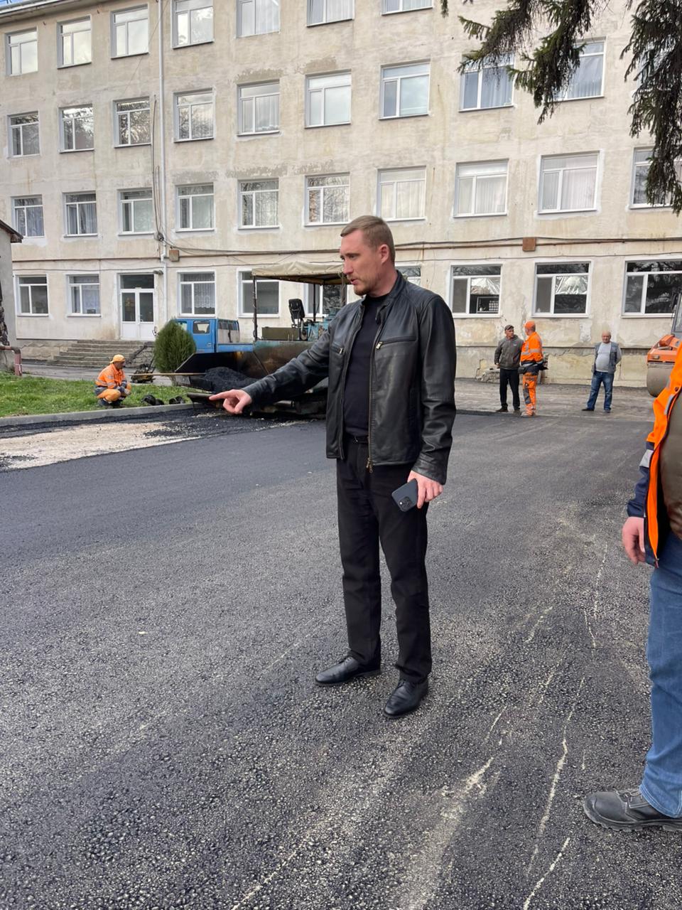 Дмитрий Чумаков: Во внутреннем дворе Гимназии № 1 имени К. И. Щёлкина города Белогорск завершаются работы по восстановлению асфальтового покрытия Дмитрий Чумаков: Во внутреннем дворе Гимназии № 1 имени К. И. Щёлкина города Белогорск завершаются работы по восстановлению асфальтового покрытия