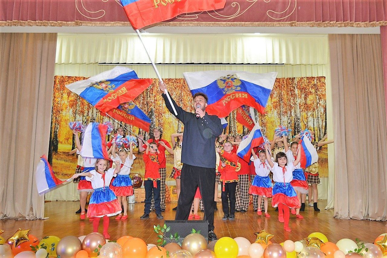 Александр Соколовский: С заместителем председателя районного совета Еленой Стельмах, главой Крестьяновского сельского поселения Константином Москальцом и настоятелем Первомайской Свято-Рождественской церкви протоиерем... Александр Соколовский: С заместителем председателя районного совета Еленой Стельмах, главой Крестьяновского сельского поселения Константином Москальцом и настоятелем Первомайской Свято-Рождественской церкви протоиерем...