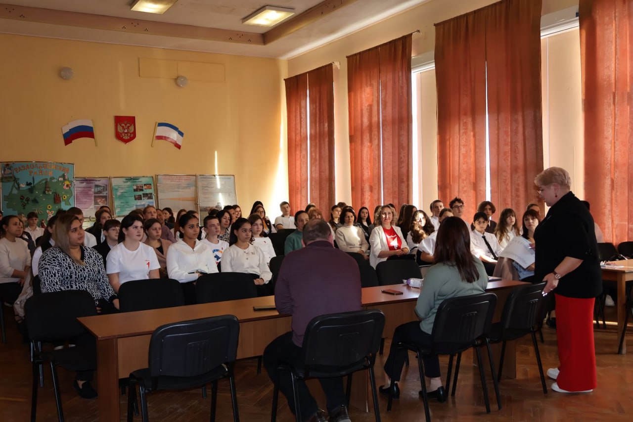 Сегодня глава Администрации Раздольненского района Денис Олейник совместно с начальником отдела образования, молодежи и спорта Лилей Керимовой и председателем территориальной избирательной комиссии Раздольненского района... Сегодня глава Администрации Раздольненского района Денис Олейник совместно с начальником отдела образования, молодежи и спорта Лилей Керимовой и председателем территориальной избирательной комиссии Раздольненского района...