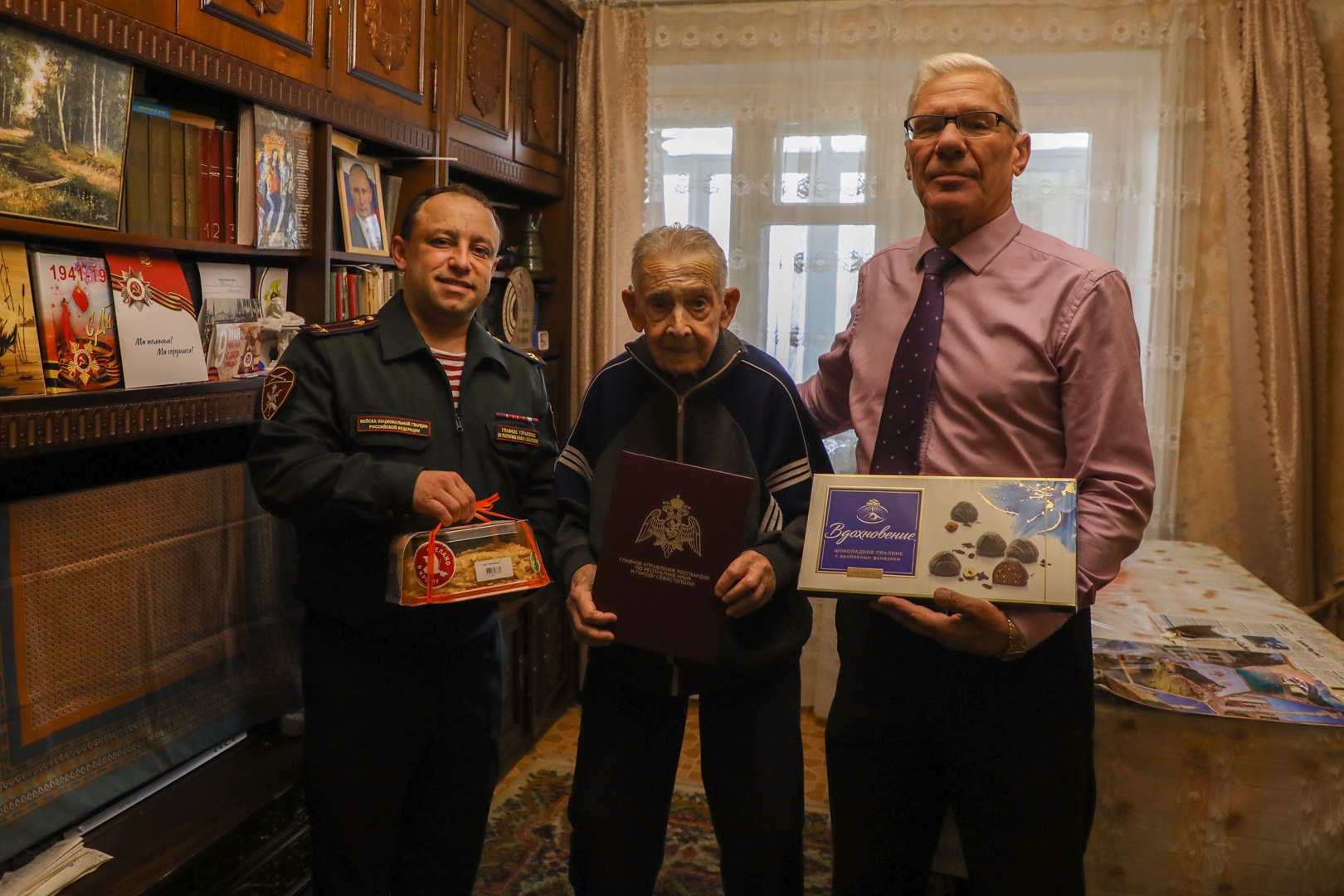 В Крыму росгвардейцы поздравили 100-летнего ветерана ВОВ Нинеля Солопова