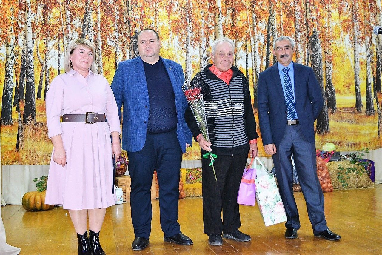 Александр Соколовский: С заместителем председателя районного совета Еленой Стельмах, главой Крестьяновского сельского поселения Константином Москальцом и настоятелем Первомайской Свято-Рождественской церкви протоиерем...