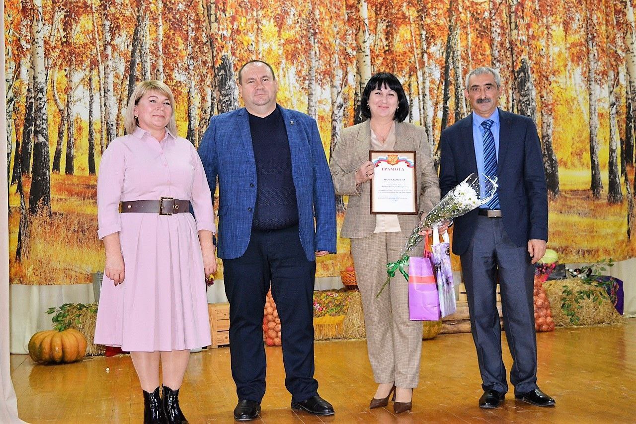 Александр Соколовский: С заместителем председателя районного совета Еленой Стельмах, главой Крестьяновского сельского поселения Константином Москальцом и настоятелем Первомайской Свято-Рождественской церкви протоиерем... Александр Соколовский: С заместителем председателя районного совета Еленой Стельмах, главой Крестьяновского сельского поселения Константином Москальцом и настоятелем Первомайской Свято-Рождественской церкви протоиерем...