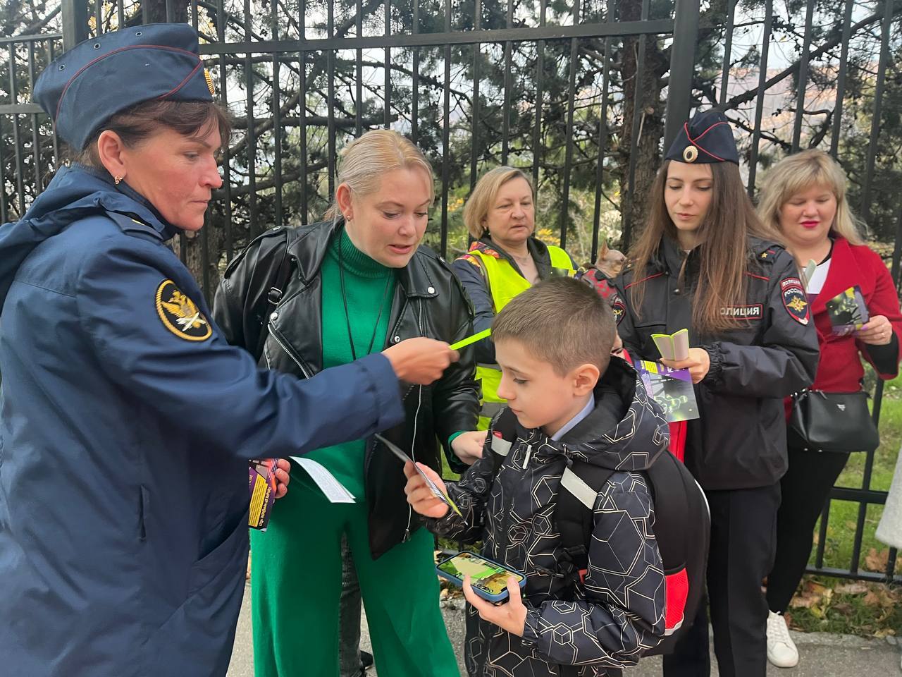 Ялтинские инспекторы и «Родительский патруль» проверили соблюдение ПДД по пути в школу Ялтинские инспекторы и «Родительский патруль» проверили соблюдение ПДД по пути в школу