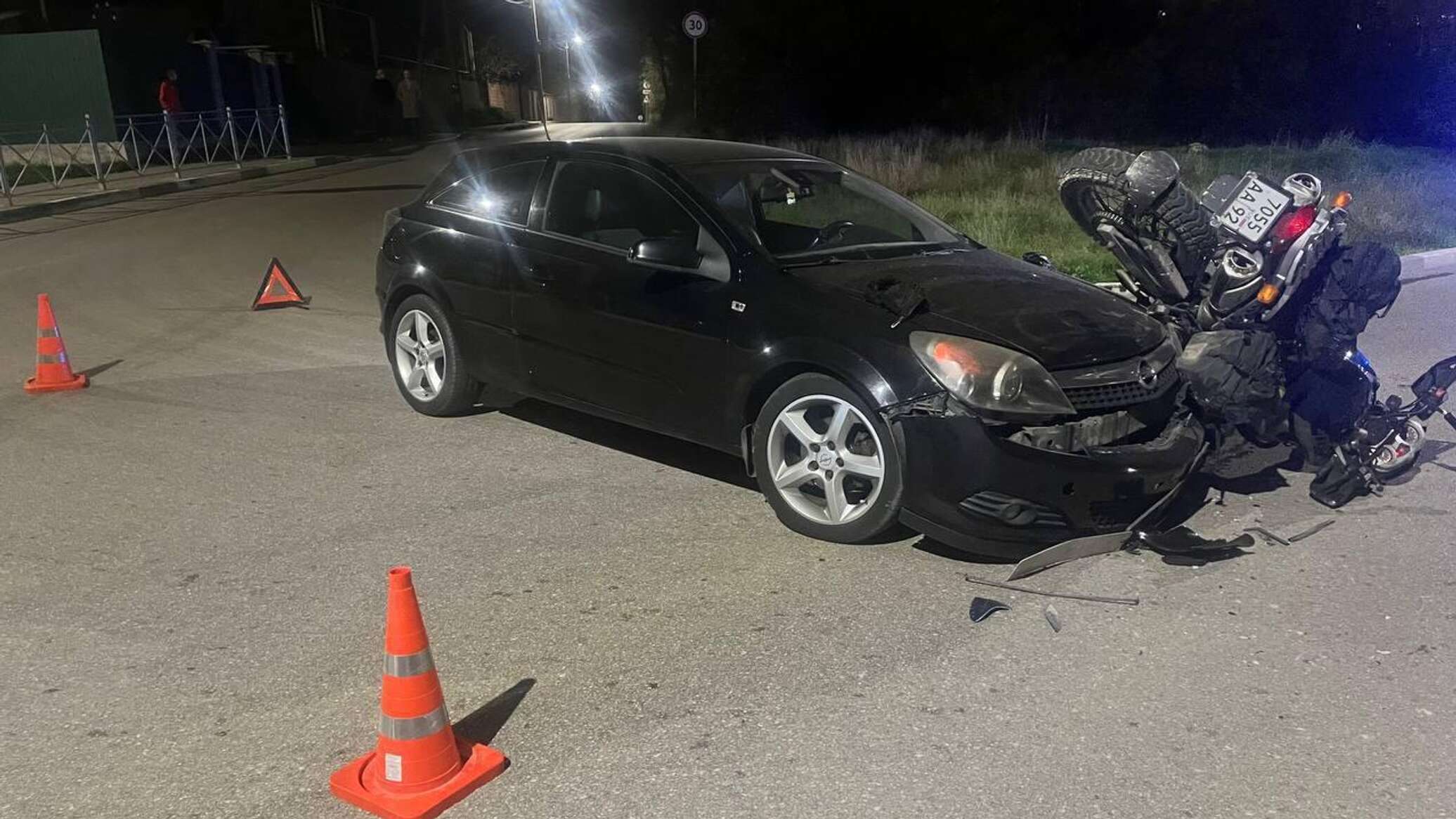 Мотоцикл влетел в легковушку в Севастополе: есть пострадавшие