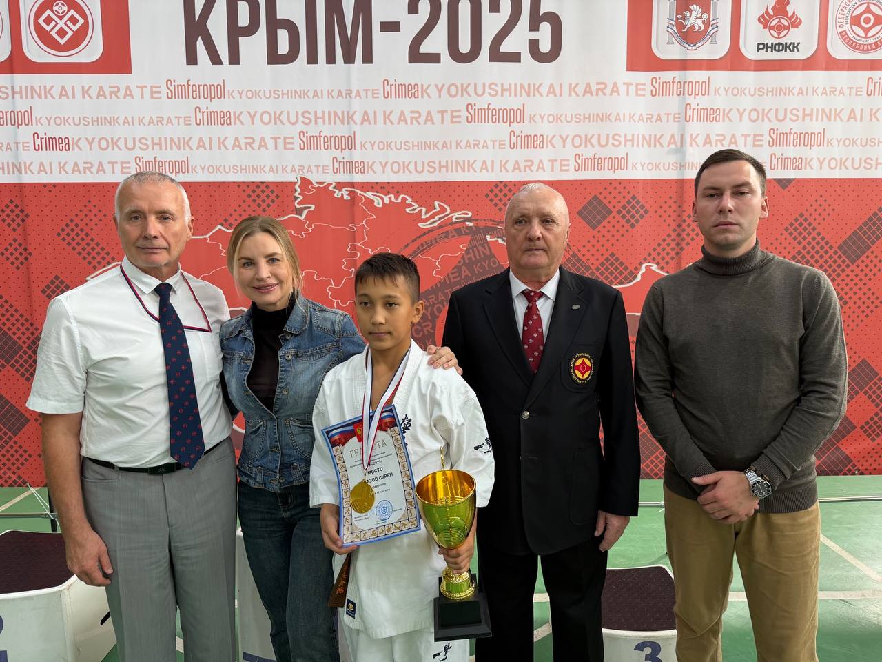 Ольга Торубарова: Вручила благодарность Воробьёву Александру Альфредовичу, тренеру федерации Киокусинкай каратэ Республики Крым Ольга Торубарова: Вручила благодарность Воробьёву Александру Альфредовичу, тренеру федерации Киокусинкай каратэ Республики Крым