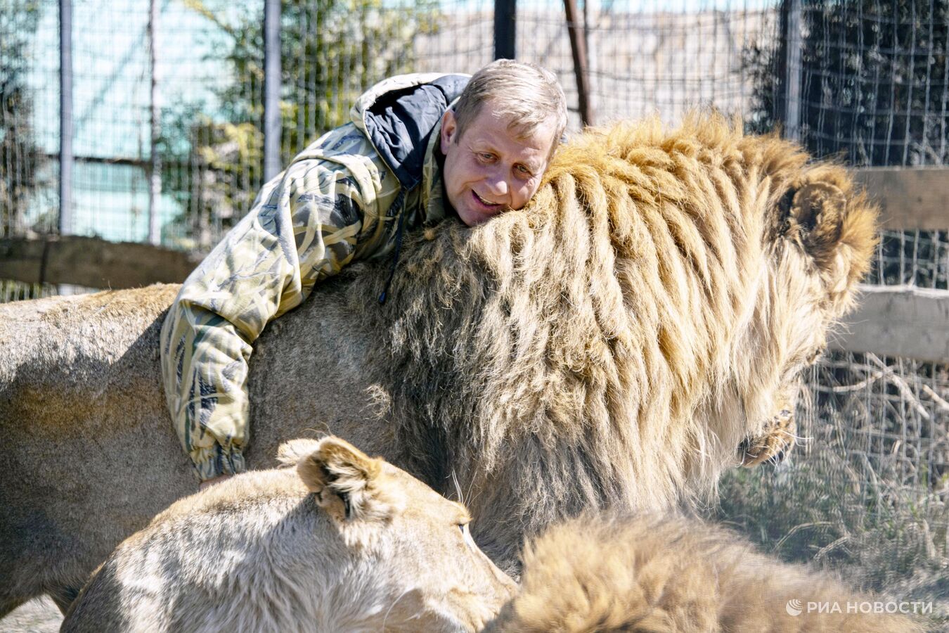 Переживший нападение льва директор сафари-парка рассказал о своей работе
