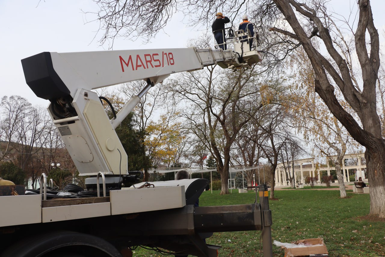 В Керчи уже устанавливают новогоднюю ёлку В Керчи уже устанавливают новогоднюю ёлку