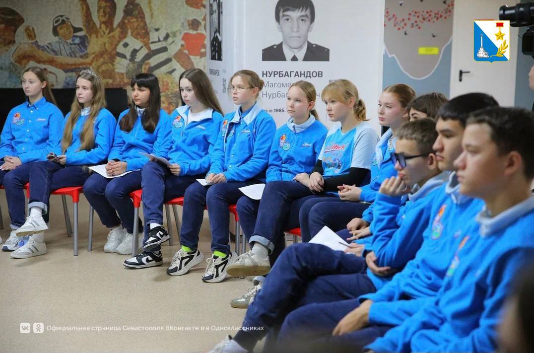 Участники программы «Севастополь — город Героев» встретились с артековцами Участники программы «Севастополь — город Героев» встретились с артековцами