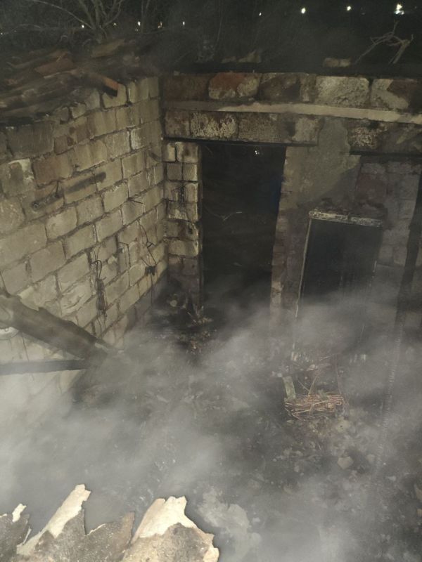 В Бахчисарайском районе крымские огнеборцы ликвидировали возгорание хозпостройки