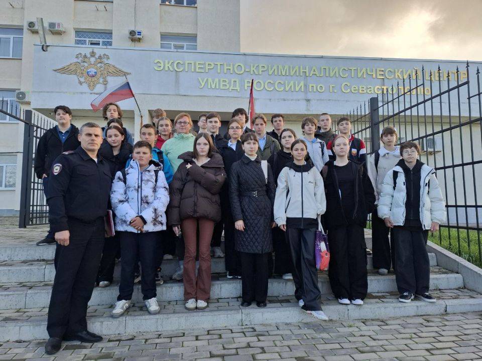 Сотрудники экспертно-криминалистического центра УМВД России по г. Севастополю познакомили школьников со спецификой своей работы