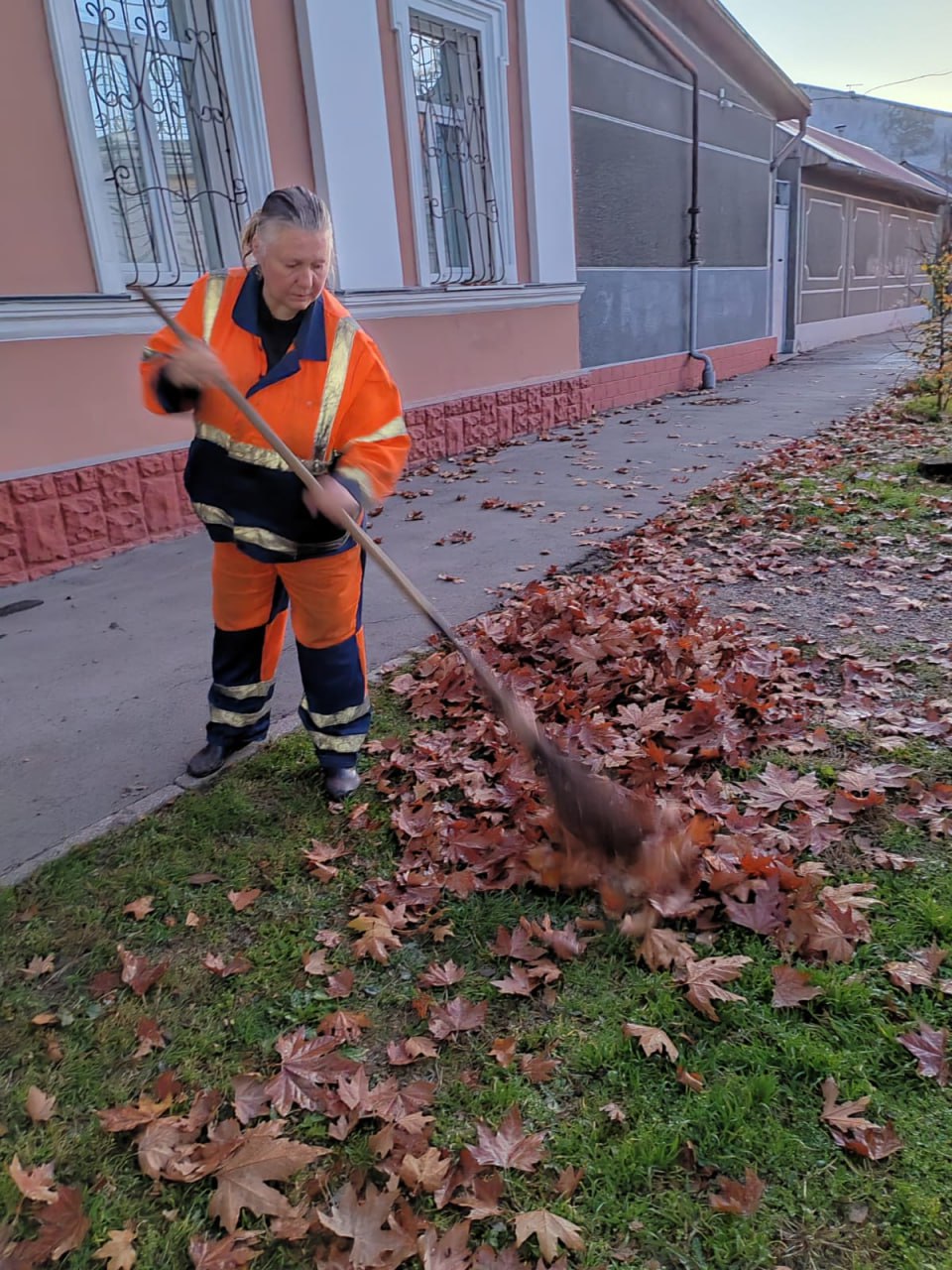 Сотрудники МБУ «Город» неустанно трудятся, чтобы наш Симферополь оставался чистым и уютным! Сотрудники МБУ «Город» неустанно трудятся, чтобы наш Симферополь оставался чистым и уютным!