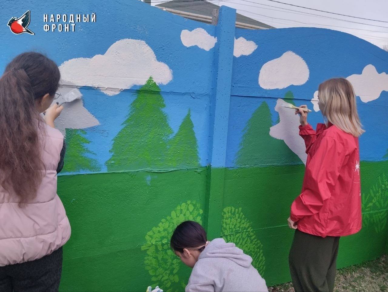 Молодёжка Народного фронта продолжает работу в рамках проекта «Яркое детство» Молодёжка Народного фронта продолжает работу в рамках проекта «Яркое детство»