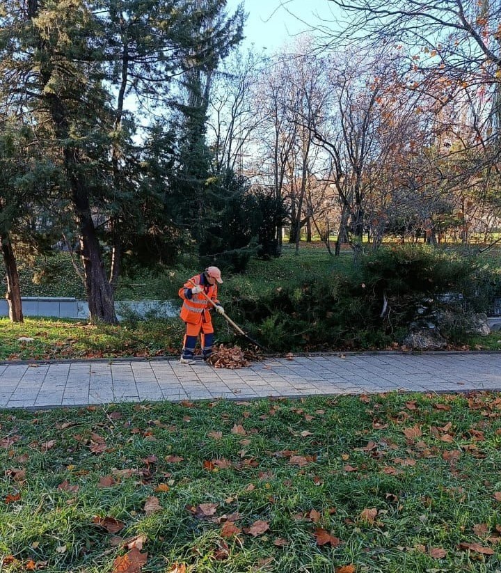 Сотрудники МБУ «Город» неустанно трудятся, чтобы наш Симферополь оставался чистым и уютным! Сотрудники МБУ «Город» неустанно трудятся, чтобы наш Симферополь оставался чистым и уютным!