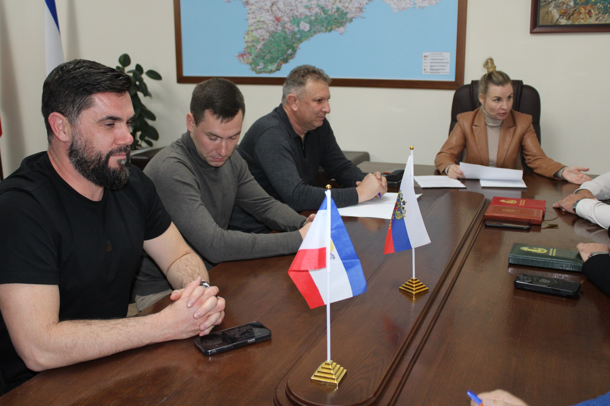 Игорь Крутьков: Министр спорта Республики Крым Ольга Торубарова с заместителями Сергеем Гниздыло и Шерифом Османовым, а также ветераном боевых действий СВО Сергеем Каменевым посетила Ленинский район, чтобы обсудить развитие... Игорь Крутьков: Министр спорта Республики Крым Ольга Торубарова с заместителями Сергеем Гниздыло и Шерифом Османовым, а также ветераном боевых действий СВО Сергеем Каменевым посетила Ленинский район, чтобы обсудить развитие...