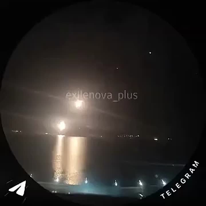 Пуск восьми крылатых ракет корабельного базирования "Калибр" из акватории Новороссийска в ночь на 25 ноября