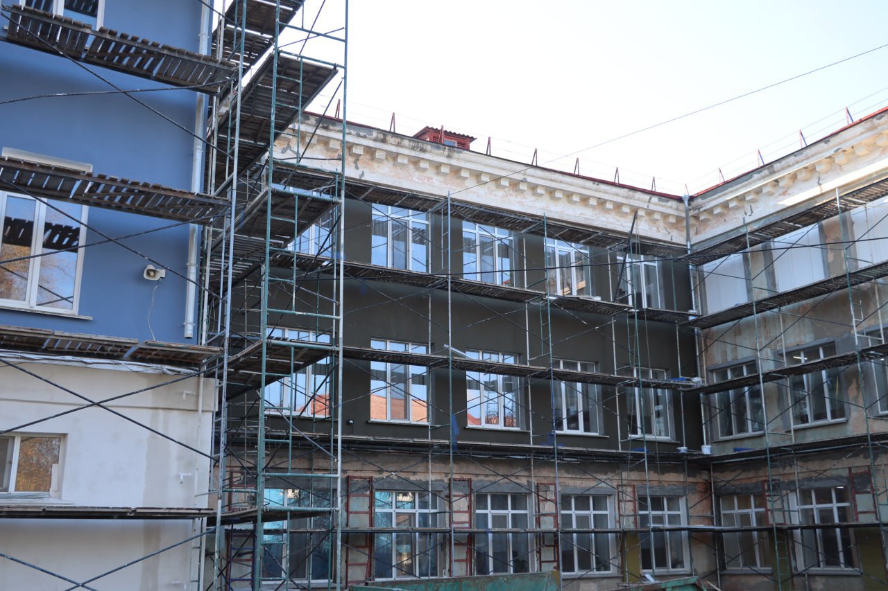 Капитальный ремонт фасада школы № 17 им. В. Белик на завершающей стадии Капитальный ремонт фасада школы № 17 им. В. Белик на завершающей стадии