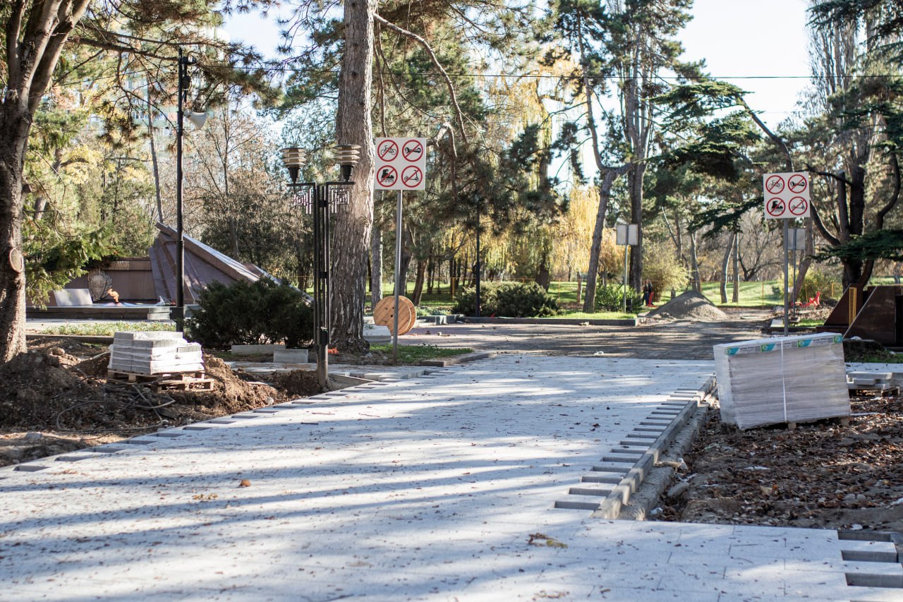 В Симферополе благоустраивают Гагаринский парк В Симферополе благоустраивают Гагаринский парк