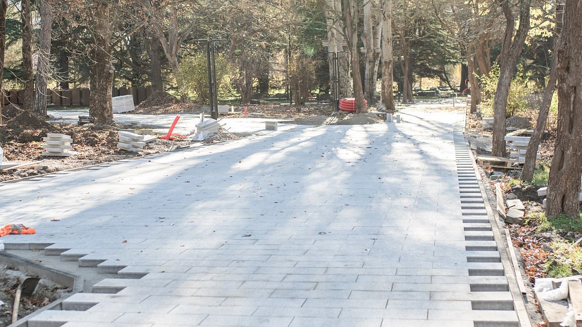 В симферопольском парке Гагарина уложили 15 тысяч квадратных метров плитки