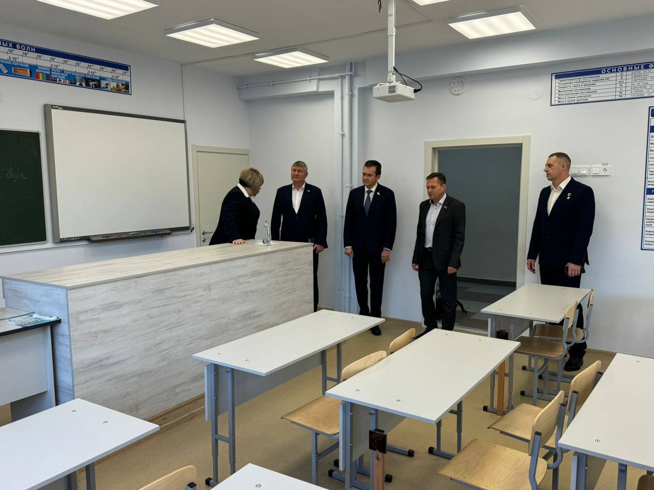Михаил Шеремет: В рамках парламентского контроля, согласно поручению Президента РФ Путина В.В., с рабочей поездкой посетил ряд школ города Симферополя