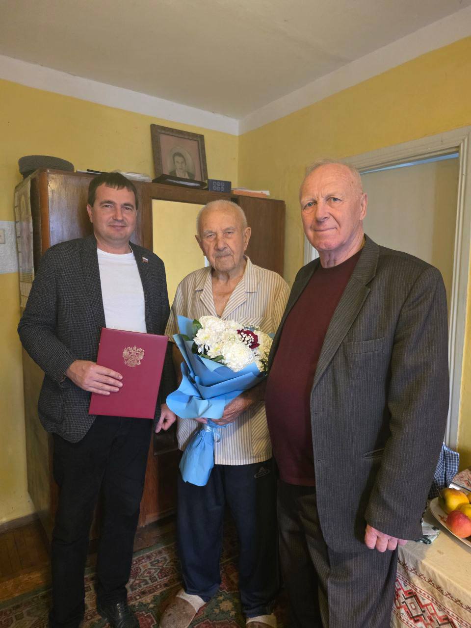 Ольга Урайкина: Сегодня заместитель председателя Бахчисарайского районного совета Михаил Колкунов совместно с депутатом Бахчисарайского городского совета Леонидом Лиморенко, специалистом по социальной работе ГБУ РК «ЦСО...