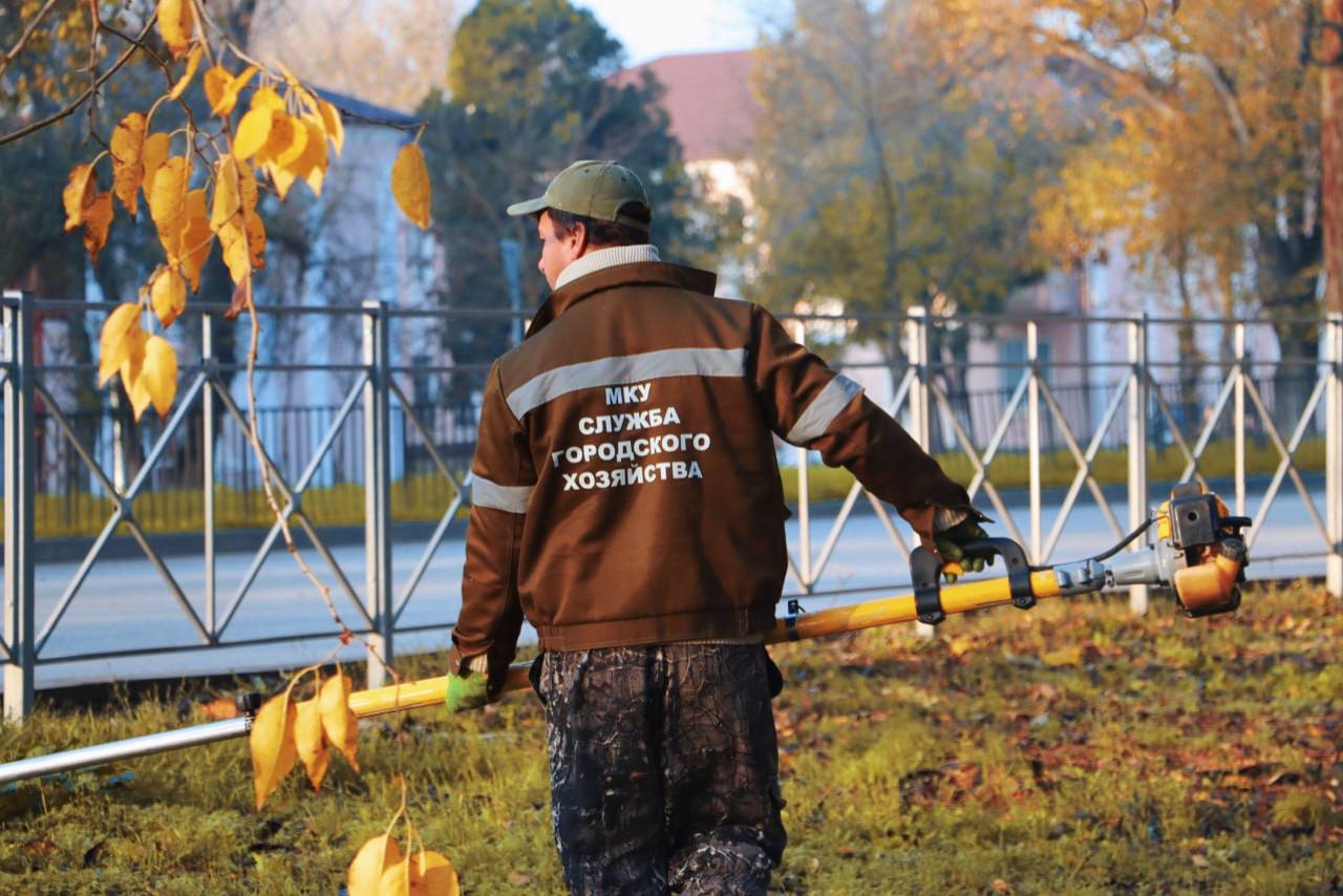 Олег Каторгин: Уход за зелеными насаждениями в Керчи ведется круглый год Олег Каторгин: Уход за зелеными насаждениями в Керчи ведется круглый год