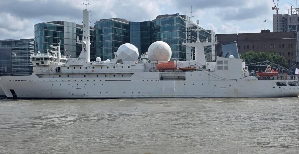 Норвежские корабельные споттеры – опытные фотографы: один из них сфотографировал французский разведывательный корабль А759 Dupuy de Lme на военно-морской базе Тромсё (Норвегия) 3 ноября после выполнения задания у берегов...