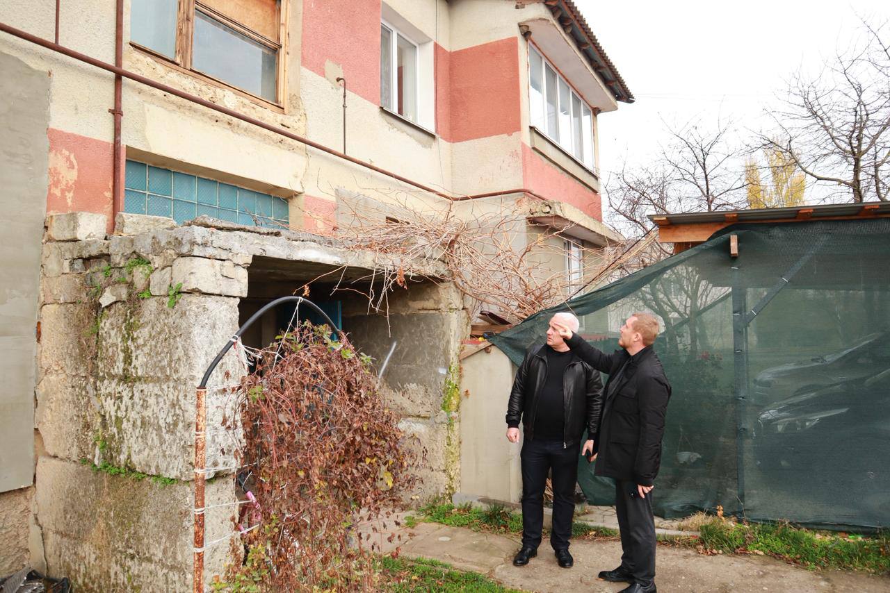 Дмитрий Чумаков: Во время объезда в селе Зеленогорское посмотрел подъезды многоквартирных домов, которые требуют ремонта