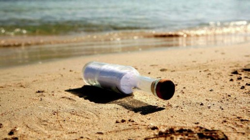 Жительница Крыма нашла на берегу моря бутылку с "турецким" посланием