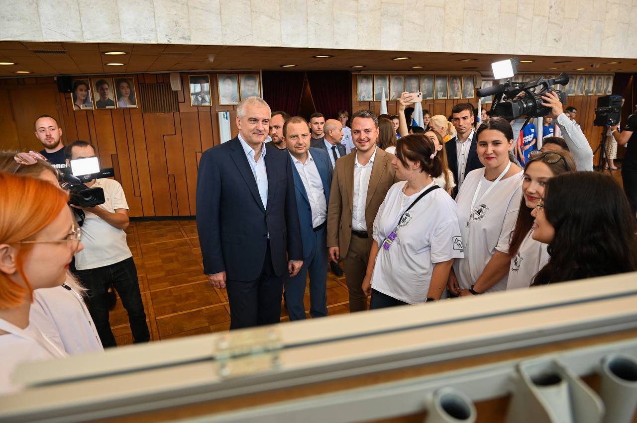 Поздравляем Главу Республики Крым Сергея Валерьевича Аксёнова Поздравляем Главу Республики Крым Сергея Валерьевича Аксёнова