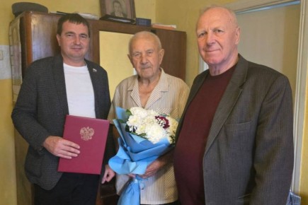 Жителя поселка Научный поздравили с юбилеем