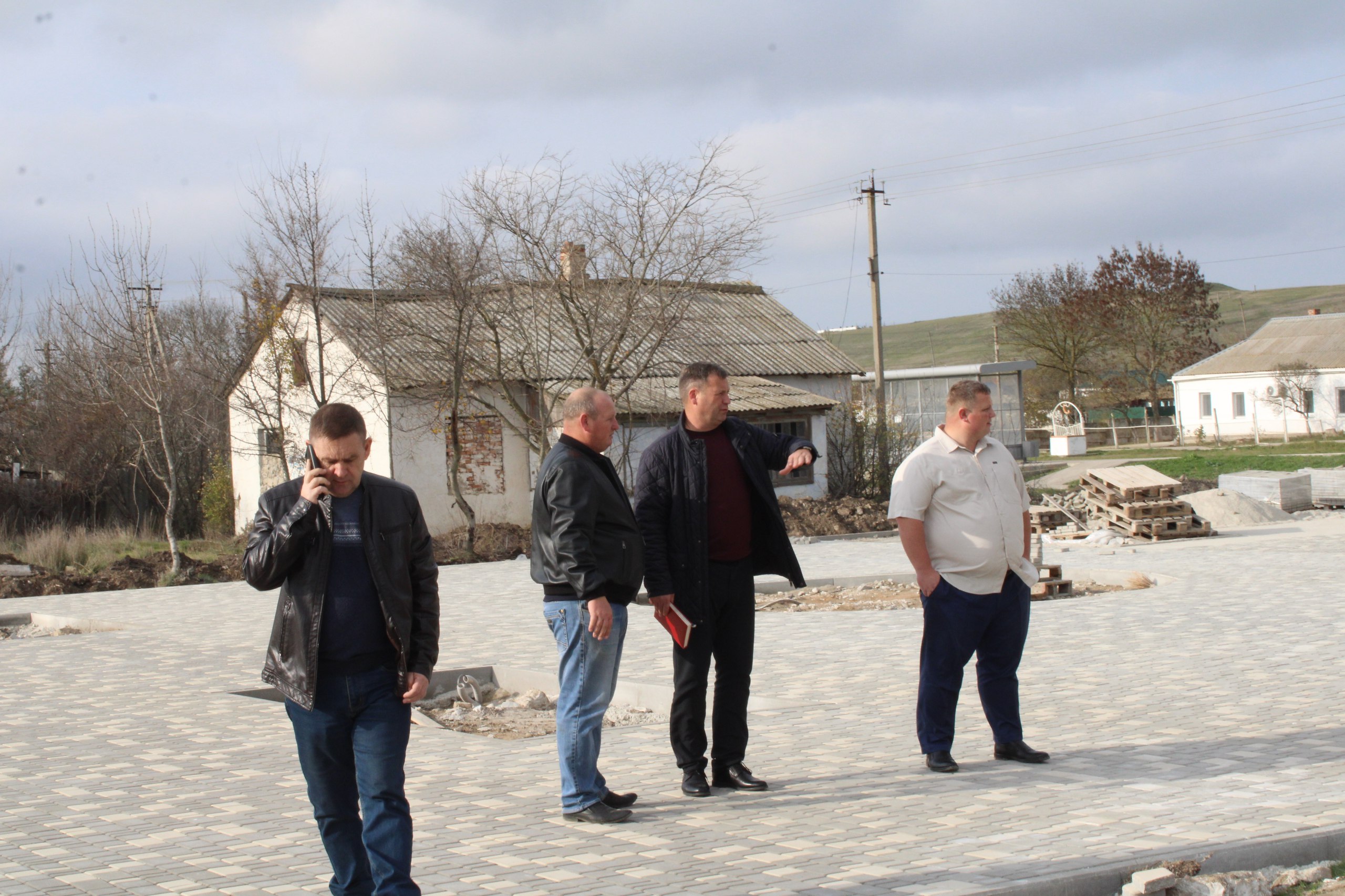 Игорь Крутьков: В рамках встреч с главами муниципальных образований района состоялся выезд в село Кирово, где побеседовал с главой поселения Андреем Сосуновичем Игорь Крутьков: В рамках встреч с главами муниципальных образований района состоялся выезд в село Кирово, где побеседовал с главой поселения Андреем Сосуновичем